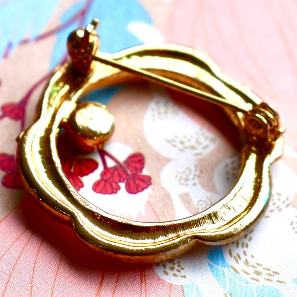 💞💗 Vintage Gold Plated CircleTwisted Wreath Brooch Red Rhinestone 1.2" - Picture 2 of 7